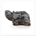 Handgeschnitzte Schildkrötenfigur aus Naturstein mit blauer und grauer Steintextur - Larvikit