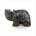 Handgeschnitzte Schildkrötenfigur aus grünem Naturstein für Dekoration und Geschenke - Spatzenstein