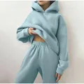 Übergroßer hellblauer Hoodie und passende Jogginghose, zweiteiliges Freizeitset für Damen. - Cyan