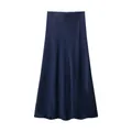Vista detallada de la textura satinada suave y la caída elegante de la falda midi azul. - Azul marino