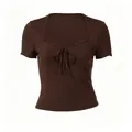 Vista frontal de camiseta marrón con ribete de encaje y detalle de lazada. - S / Tops / Café