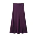 Vista detallada de la elegante falda midi de satén de seda con cintura alta en color morado - Fucsia