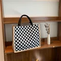 Stilvolle Canvas-Tragetasche mit Karomuster und schwarzen Griffen - Schwarz und Weiß Schachbrettmuster-Stil / Schwarz-Weiß Kariert