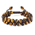 Détail macro d'un bracelet en pierre œil de tigre tressé sur deux rangs de qualité pour hommes - Style Tout Oeil de Tigre / Oeil de Tigre Jaune