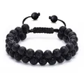 Détail d'un bracelet ajustable en pierre de lave noire à double rangée pour homme. - Pierre de lave