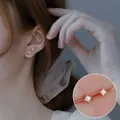 Pendientes de perlas minimalistas y elegantes con acabado dorado en modelo - Estilo Botón de Perla Minimalista (ED1290-2) / Dorado Blanco