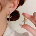 Pendientes de lazo dorado con perlas de imitación, variante SKU con detalles del producto. - Estilo Hebilla de Oreja de Lazo de Perla (ED2236-2) / Dorado Blanco