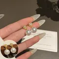 Elegantes pendientes dorados con parte superior de cristales pavé y una perla de imitación. - Estilo Botón de Perla Circonita Micro-Pavé (ED2252) / Dorado Blanco