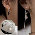 Elegantes pendientes de aro asimétricos plateados con piedra negra y perla blanca - Estilo Perla y Piedra Negra Asimétrico (ED1862) / Plateado