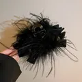 Elegante pinza para el cabello de plumas negras con lazo de satén y agarre metálico - Estilo Lazo de Plumas Vintage / Negro