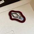 Elegante pinza de pelo de terciopelo burdeos con diseño ondulado e irregular refinado - Estilo Patrón Ondulado de Terciopelo Retro (2#) / Pieza Única / Burdeos