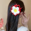 Elegante pinza para el cabello de plumeria blanca con detalles florales rojos en modelo. - Pinza de Plumeria Roja y Blanca Estilo Tropical (16#) / Pieza Única / Rojo y Blanco