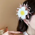 Elegante pinza para el pelo con flor de frangipani blanca y detalles rosas para mujer - Pinza de Plumeria Rosa y Blanca Estilo Vacaciones (17#) / Pieza Única / Rosa y Blanco