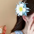 Elegante pinza para el cabello con flor de plumeria blanca y azul lucida en el modelo - Pinza de Plumeria de Simulación Azul Claro Elegante (18#) / Pieza Única / Azul claro