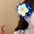Elegante pinza para el cabello con flor de plumeria azul y blanca con detalles de pedrería - Pinza de Plumeria Ovalada Azul Oscuro con Strass (19#) / Pieza Única / Azul marino