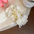 Pasador de flores de seda blanca hecho a mano con perlas y cuentas verdes - Estilo de Perla de Simulación de Seda y Cuenta de Jade (25#) / Pieza Única / Blanco Roto