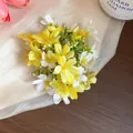Elegante pasador de pelo con flores artificiales amarillas y blancas y pétalos de tela - Estilo de Flores Pequeñas en Racimo Floral de Simulación (27#) / Pieza Única / Amarillo
