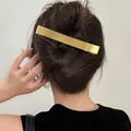 Pasador rectangular oro mate minimalista elegantemente peinado en un moño castaño - Pinza de Pico de Pato Rectangular Mate Eco (33#) / Pieza Única / Dorado