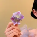 Elegante pinza para el pelo de hortensia morada sostenida a mano, fondo beige cálido - Hortensia Estética Degradada Violeta (39#) / Pieza Única / Púrpura