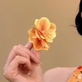Exquisita pinza de pelo floral amarillo naranja con pétalos de varias capas para un estilo elegante - Flor de Pétalos de Capas Múltiples de Textura Retro (40#) / Pieza Única / Amarillo Naranja