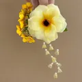Elegante pinza para el cabello floral amarilla con cuentas de perlas y borlas - Estilo Floral de Satén con Borlas Transparentes Estilo Étnico (42#) / Pieza Única / Amarillo