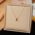 Elegante vergoldete Titanstahlkette mit einem wunderschönen roten Tulpenblumen-Anhänger - Roter Strass (XLH1128)