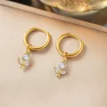 Elegante goldene Titanstahl-Creolen mit klaren Kristall-Tulpen-Anhängern - Weiß Zirkonia Ohrringe / Gold