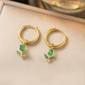 Vintage vergoldete Creolen mit eleganten grünen Tulpenblüten-Anhängern für Damen - Grün Zirkonia Ohrringe / Gold