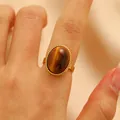 Bague élégante en acier inoxydable doré avec une grande pierre œil de tigre ovale. - Style Ovale Décoratif Perlé (8532)