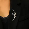 Elegante broche de pájaro golondrina de plata para mujer, accesorio de moda étnico - Estilo de Golondrina Pulida (A-1058)
