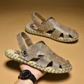 Atmungsaktive braune Leder-Herrensandalen im römischen Stil für den Sommer mit Ausschnitten - 39 / Sandfarben