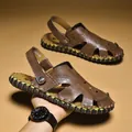 Atmungsaktive braune Leder-Herrensandalen mit geschlossenem Zeh und römischem Muster. - 39 / Braun