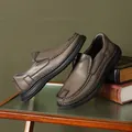 Herren Slipper aus braunem Kunstleder mit weicher Sohle und Ziernaht-Details - 38 / Grau