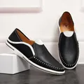 Elegante Herren-Slipper aus schwarzem Leder mit weißen Handnähten und flacher Sohle - 38 / Schwarz