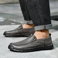 Bequeme, handgefertigte Herren-Slipper aus grauem Leder mit weicher Textur für den Alltag - 38 / Grau