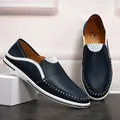 Navyblaue Herren-Loafer aus Leder mit weißen Ziernähten und atmungsaktivem Design. - 38 / Blau