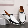 Handgefertigte Slipper für Herren aus weißem und schwarzem Leder mit Ziernähten - 38 / Weiß