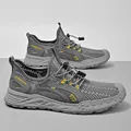 Graue atmungsaktive Mesh-Herrenslipper für den Sommer mit weicher rutschfester Sohle - 38 / Herren Mesh Sneaker / Grau