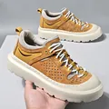 Herren-Sneaker mit Plateausohle aus braunem Wildleder und Mesh mit weißen Schnürsenkeln - 37 / Gelb