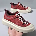 Lässige burgunderrote Outdoor-Sneaker für Herren mit dicker Plateausohle und Wildlederoptik - 37 / Rot