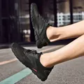 Atmungsaktive schwarze Herren Outdoor Netzschuhe mit weicher Sohle und roten Akzenten - 38 / Schwarz