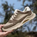 Atmungsaktive braune Wildleder- und Mesh-Freizeitschuhe für Herren im Outdoor-Stil - Khaki / 38