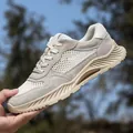 Leichte atmungsaktive grau-beige Mesh-Herrenfreizeitschuhe für Outdoor-Aktivitäten - Sandfarben / 38