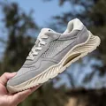Leichte graue Herren-Freizeitschuhe aus Schweinsleder und Mesh für draußen - Grau / 38