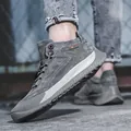 Hochwertige graue Outdoor-Herrenschuhe aus Schweinsleder im robusten Urban-Work-Boot-Stil. - 38 / Einzelschuh Stil / Grau