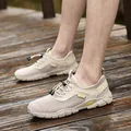 Beigefarbene Mesh-Herrenschuhe mit elastischen Schnürsenkeln auf Holzbrücke - 38 / Sandfarben