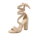 Elegante beige suède sandalen met blokhak en modieuze veters om de enkel te strikken - Abrikoos