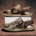 Handgenähte braune Herrensandalen mit Krokostruktur und atmungsaktivem Römerstil - 39 / Sandfarben