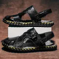 Hochwertige schwarze Herren-Römersandalen mit Krokodilmuster und gelben Handnähten Design - 39 / Schwarz