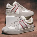 Herren German Army Trainer Sneaker in Beige mit roten Akzenten - 38 / Sandfarben